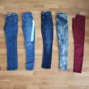 Jeans designer / märkes - Tajta jeans i olika märken, från vänster: Levi's, Levi's, Tiger of Sweden, Wildfox, Okänt. Stretch i alla jeans, speciellt de från Wildfox som är supersköna. Perfekt skick och använda få gånger. 1 par=100 kr eller paketpris 400 kr. Storlek: W25 elr W26.  