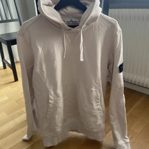 Stone Island Hoodie - Inköpt på NK i stockholm. Hoodien är i mycket bra skick och använd ett fåtal gånger sedan köpet!