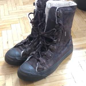 Jättesnygga ullfodrade vinter skor i läder av märket Converse. Köpte de på Sellpy för en månad sen men visade sig tyvärr vara för små. De är i storlek 38 men kommer passa bättre en 37a. Kan posta eller mötas upp i Stockolm