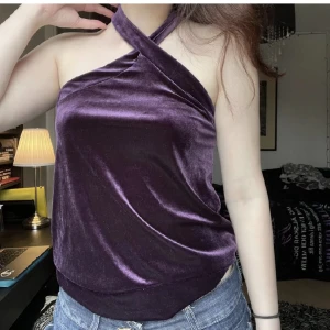 Linne  - Snyggt vintage linne i sammet  Stängs i nacken med knäppning 