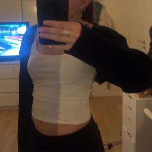 Kofta - Super gullig svart kofta från okänt märke (kan va shein) funkar till linnen å tshirts. Storlek xs skulle jag tro❤️