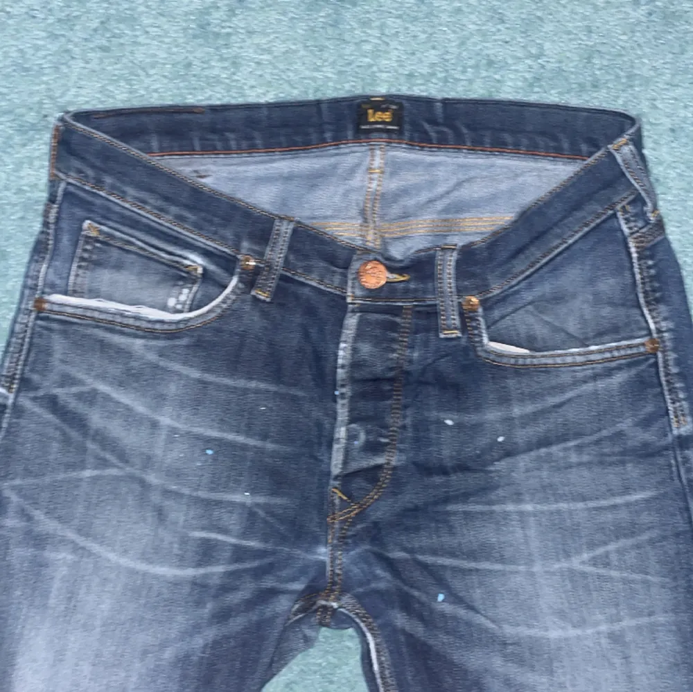 Ett par lite uttvättade lee jeans i bra skick 8/10 skriv privat för mer bilder eller dunderingar pris kan sänkas. . Jeans & Byxor.