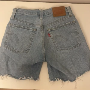 Levisshorts - Fina levis shorts i nyskick! Längre modell som är väldigt inne nu. Sitter superfint på🥰