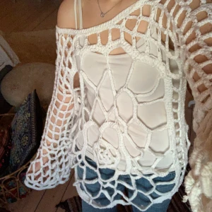 Unik handvirkad tröja - En unik och fin virkad tröja med ett vackert mönster! Den har även vida ärmar och är i mycket bra skick! Hör av er vid frågor