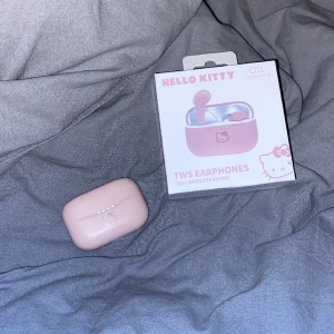 Hello Kitty  - Jätte gulliga hello Kitty bluetooth hörlurar. Ej använt dom , bra skick