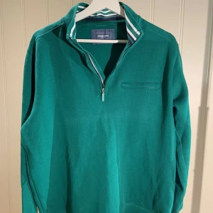 Grön sweatshirt  - En fin grön seatshirt från dressman i fint skick! (Är storlek L men väldigt liten. Skulle passa M eller möjligtvis S om man vill ha den lite större)