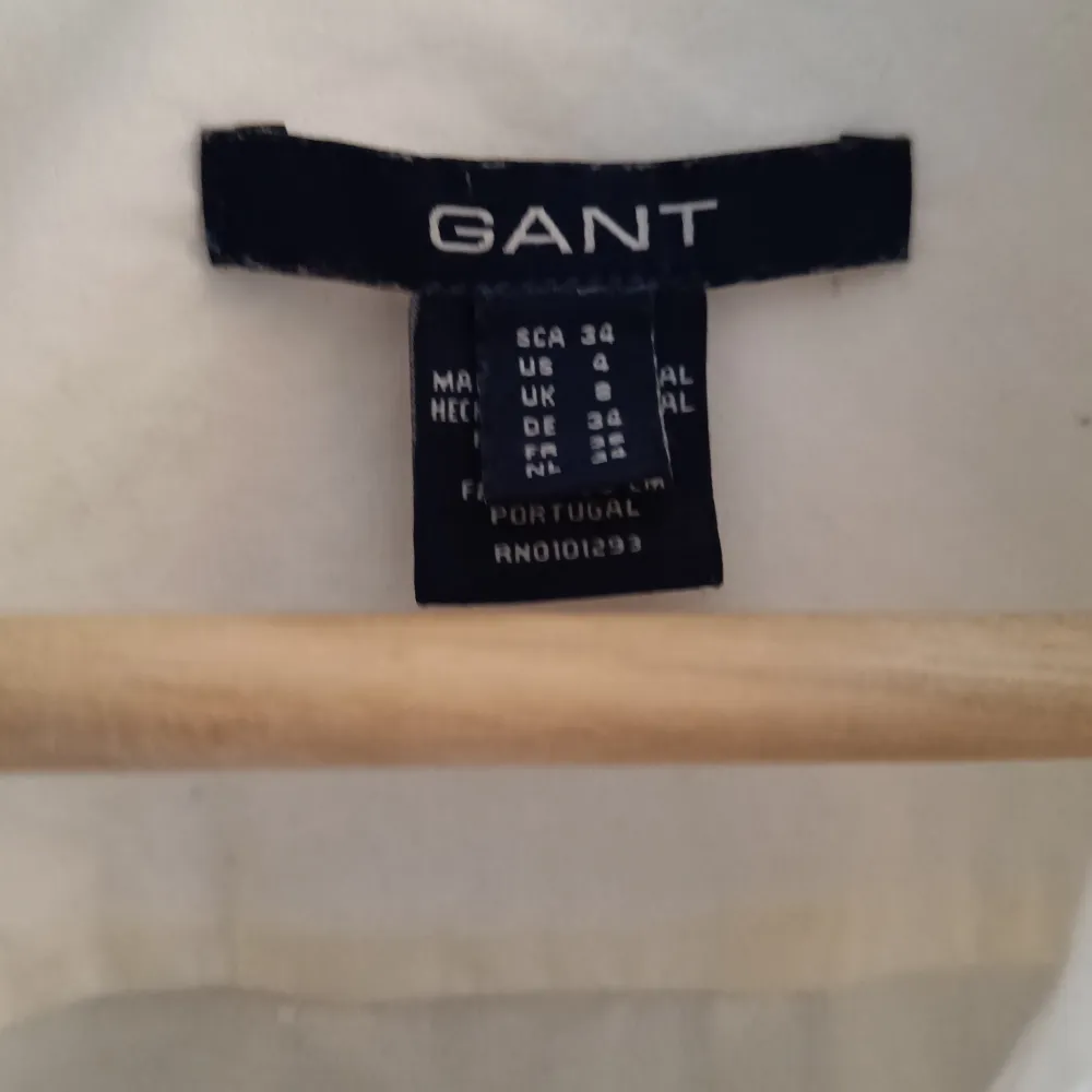 Vit skräddarsydd Gant bomullsskjorta. Dock en fläck på manschetten oklart om det går att få bort med annat än tvättmedel.. Skjortor.
