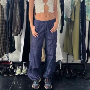 parachute pants motel - säljer ett par slutsålda jättecoola parachute byxor från motel rocks. dom är hyfsat stora i storleken 🫶🏼 byxorna köptes för ca 700 och är helt oanvända! innerbenslängd: ca 81cm 🥰 man kan även justera längden lite vid fötterna ‼️