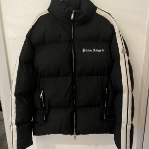 Moncler x Palm Angels rodman short down jacket  - Jättefint skick förutom ett litet hål på vänster ärm (se foto). Är min ex pojkväns jacka så jag har tyvärr inget kvitto därav det låga priset. Precis uthämtad från kem så den är i toppskick. Mått och fler foton vid förfrågan. 