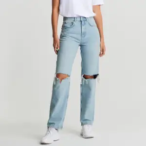 Jättesnygga jeans från Gina tricot med hål i knäna🩷