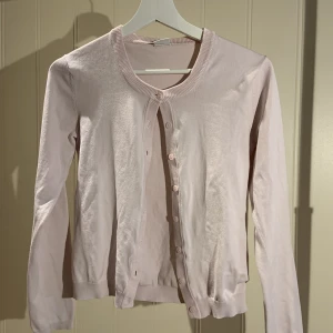 Rosa kofta  - Fin ljusrosa kofta från Boomerang i fint skick!💕 (Lite mer rosa i verkligheten)  Finns inte att hitta på boomerangs hemsida men liknande kostar emellan 1000 kr och 2000 kr