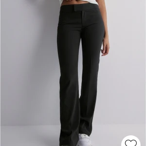 Kostymbyxor - Från nelly.com