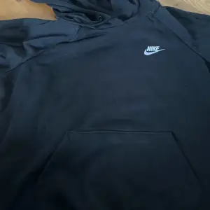 Svart tunn Nike hoodie i storlek M 