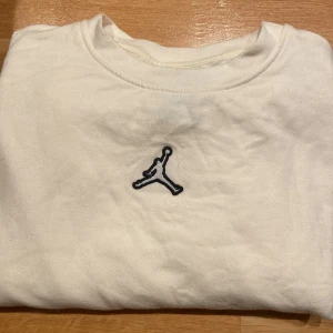 Jordan sweatshirt! - En supergullig sweatshirt från Jordan! Passar så bra till vintern och är i fint skick! 