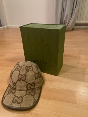 GUCCI jumbo GG keps - Säljer nu min Gucci jumbo GG keps. Jag köpte den från Gucci’s hemsida förra sommaren. Skicket på den är 7/10. Nypris på kepsen idag ligger på 4 000kr.  Priset kan diskuteras vid snabb affär. Bara att höra av sig vid frågor eller om fler bilder. 