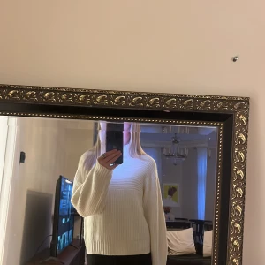 Stickad tröja - Stickad polo tröja från Monki. Säljer pga att jag inte har någon användning för den.