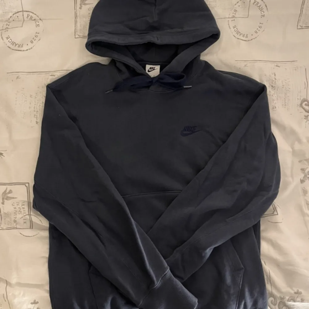 oanvänd marinblå, mörkblå hoodie i storlek XS, passar S, alternativt liten M💓 har vikt in kanten där nere på bilderna då den är lite lång på mig🩷. Hoodies.