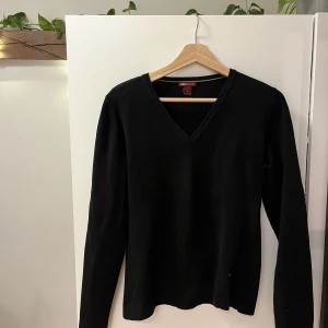 Svart tjocktröja - Säljer en svart, v-ringad HM Logg tröja i storlek L. Sitter lite oversized på mig som är s/m. Väldigt fint skick. 