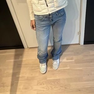 Mid waist jeans - Säljer mina skit snygga byxor från gina, slutsålda  (Lånad bild) skriv privat om ni vill ha privat bilder 💗💗lägger upp igen pga fri frakt 