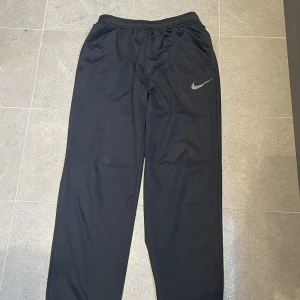 Nike byxor  - Mjukisbycor från nike