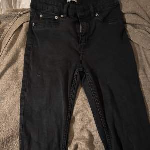 Svarta skinnet jeans från lager 157 i stl small 