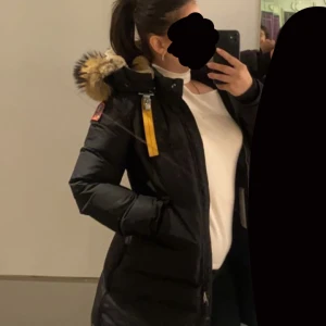 Para jumper jacka  - Denna parajumper jackan köpte jag förra året, men eftersom den blivit för liten på mig vill jag sälja den! Den har jätte bra skick! För mer frågor kan ni ställa dom.❤️