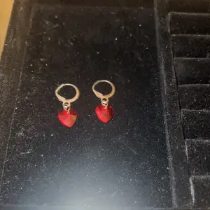 Röda hjärt formiga örhängen, ser lite använda ut men går att använda, 15 kr för frakten om man köper privat annars kan man köpa genom köp nu