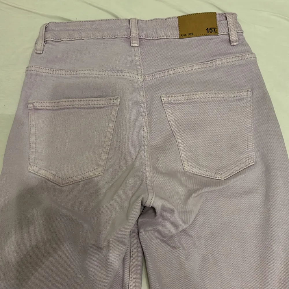 Tänkte sälja mina jeans i modellen Lane ifrån lager 157. Dom är i storlek XS och har några små defekter som syns på bild 2 och 3 💜. Jeans & Byxor.