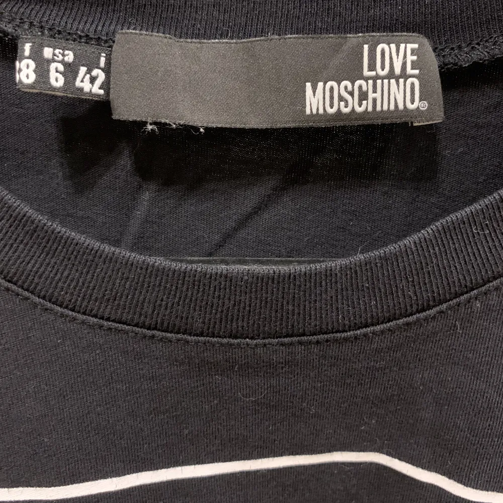 Säljer min moschino t-shirt i super bra skick!😍💕 Klpt på Jackie för ca 3 år sen, modellen finns fortfarande kvar och säljs🌸. T-shirts.
