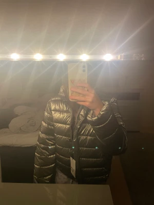 Helt ny jacka ifrån Zara  - Köpte en jacka från zara men var tyvvär inte i min still. Väldigt cool och populär. Prislappen är på och inte använt en endaste gång❤️ vid fler frågor är det bara att skriva och fråga. 
