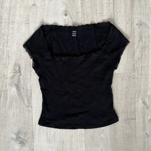Svart topp stl S - Säljer denna svarta topp i stl S, passar XS. Aldrig använd 