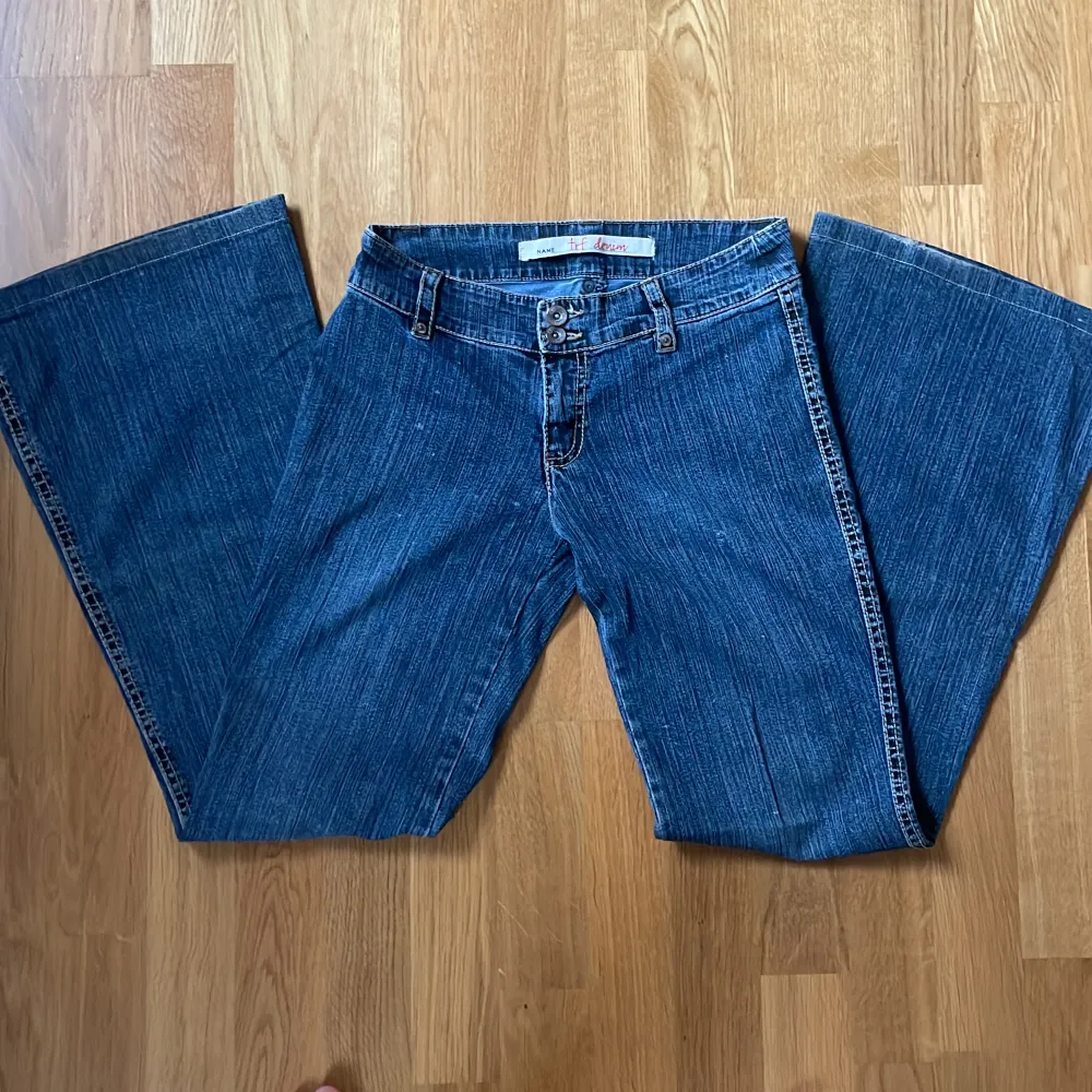 Såå snygga jeans som tyvärr är för små för mig😓Dom har några små fläckar högst upp men annars inga defekter!💕. Jeans & Byxor.
