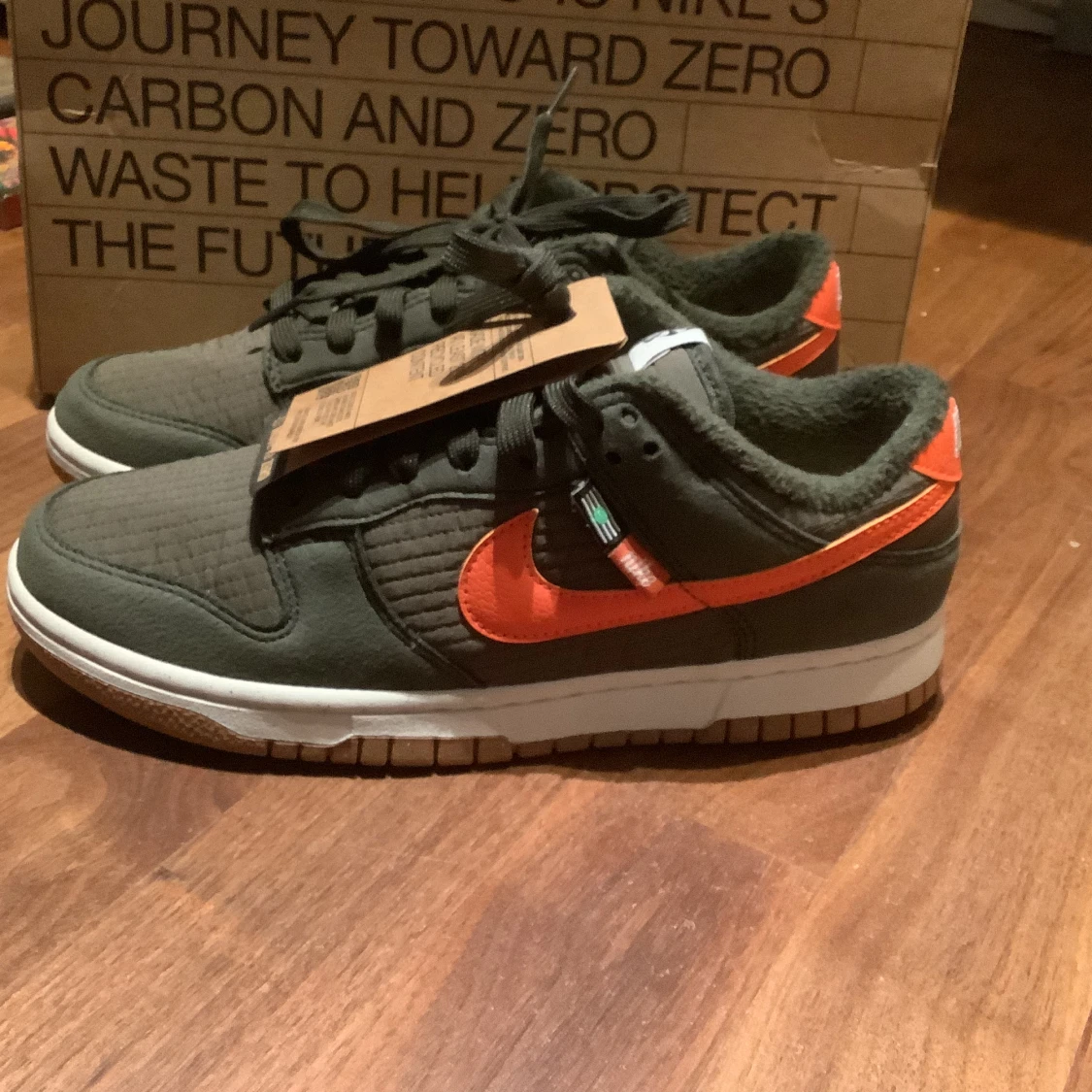 Ett par sprillans nya dunks low Toasty sequoia