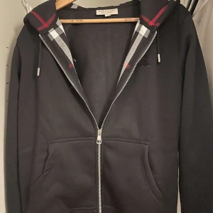 Burberry Hoodie  - Säljer då den här jätte fina burberry hoodien då den inte kommer till användning längre, jätte fint skick❣️