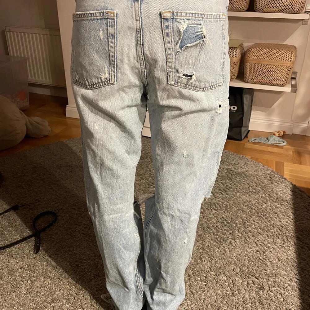 Zara jeans med hål . Jeans & Byxor.
