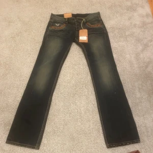 Lågmidjade jeans - Lågmidjade jenas köpta på Vinted men med prislappen kvar. Jättefina och bra material men passar tyvvär inte mig så jag har ingen bild med dem på. De är från kaporal. Storlek mellan xs o S. Den jag köpte av sa strl 31. 
