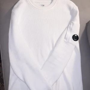 Stickad C.P company tröja  - Säljer min vita stickade C.P company tröja då den inte används. Köpte den på Wallenbergs förra året för 3200kr, säljes för 1500kr. Tappat bort kvitto men tags med qr kod finns.