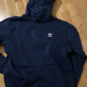 Blå Adidas hoodie - Blå hoodie Storlek S  För både herr o dam
