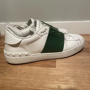 Valentino  - Tja säljer dessa paret från valentino, äkta och medföljer snörre och kort, dem har ett bra skick med få skador, lite slitna undertill men inget som syns under användning skulle ändå säga 8,5/10 och är storlek 41,5 men passar upp till 43