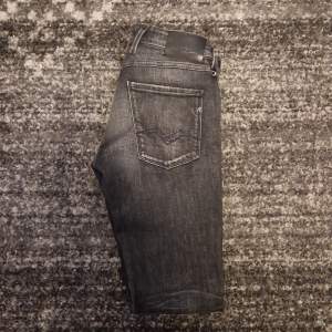 Tjena! Säljer ett par riktigt schyssta replay jeans. Skicket på jeansen är 9.5/10. Har du några frågor eller funderingar så hör av dig // IC_RESELL 