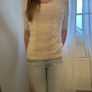 Stickad T-shirt - Säljer min stickade tröja då den inte kommer till användning! Den är i storlek S, säljer den för 100kr 💘Skriv för intresse! 💕