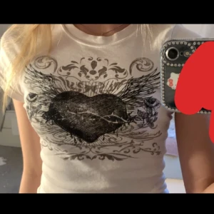 T-shirt med tryck - As cool t shirt köpt för ungefär ett år den på h&m. Säljer eftersom att den inte är min stil / inte kommer till användning🥲sparsamt använd 