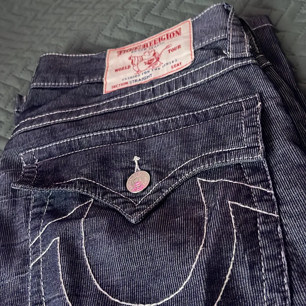 Säljer ett par feta true religion jeans för endast 975kr som jag köpte för 2700kr i en true religion butik som ligger i usa. Säljer på grund av det används inte längre, priset kan sänkas vid snabb affär. Storlek 34 fast passar folk med annan storlek . Jeans & Byxor.