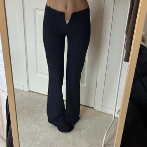 Lågmidjade, bootcut kostymbyxor - Marinblåa kostymbyxor m lågmidja och bootcut  För tajta för mig vid höfterna, och dragkedjan är krånglig men går att få upp.🔝 Bra skick, köpt secondhand och är nog hemgjorda 