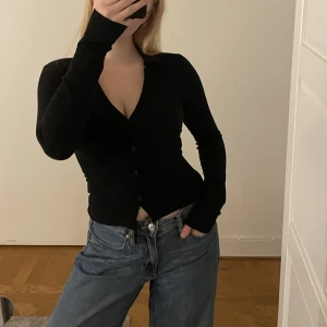 Svart topp med knäppning  - Svart långärmad topp med knäppning och krage!🫶🏼