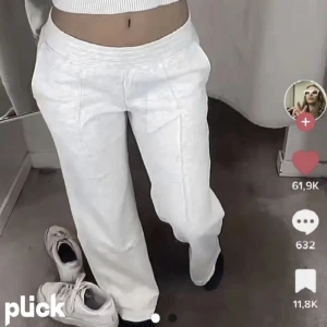 H&m mjukisbyxor  - Säljer de här fina h&m mjukisbyxorna OBS: har några små fläckar som nog gör bort i tvätten, men har inte försökt själv💕