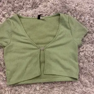 Säljer min gröna tröja med fjäril pga inte min stil längre. 