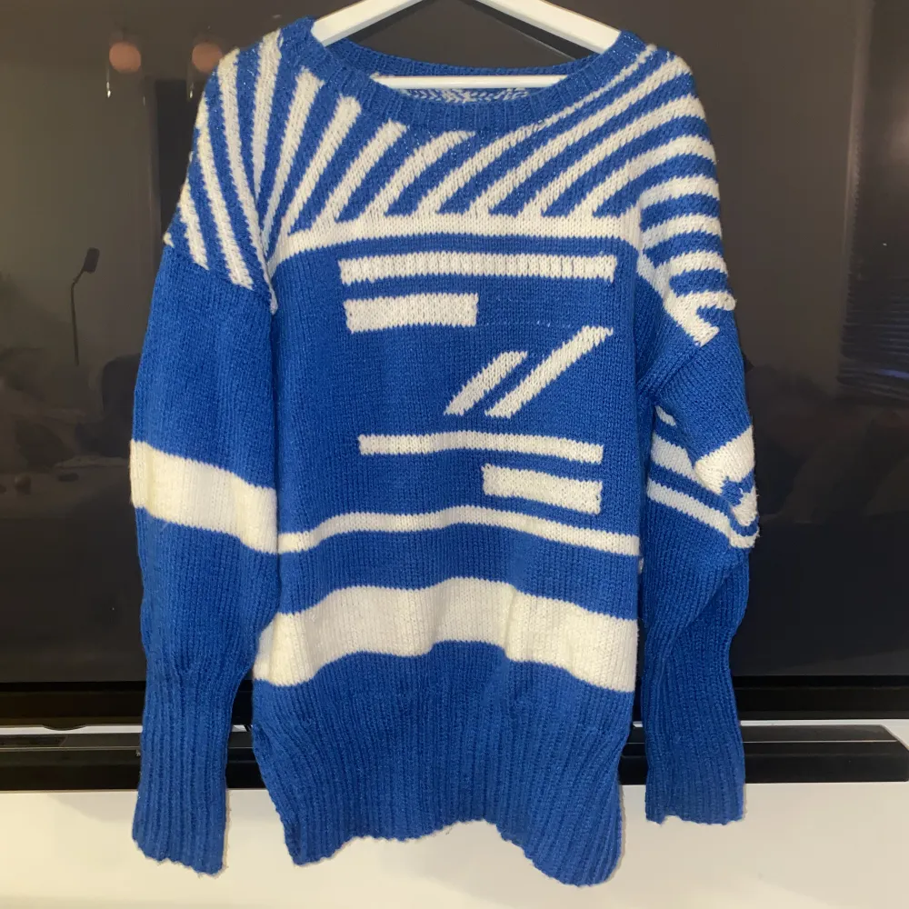 Storlek M/L. Säljs då den tyvärr inte kommer till användning längre. Handmade och jättecoolt mönster. Sticks inte och i jättefint skick! För fler bilder/info skriv i DM😇💓. Neuleet.