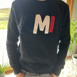 AMI tröja - Säljer min AMI tröja. I färgen svart i storlek S, den är liten i storleken. Inga defekter, nypris 1099kr. Säljer den för 349 priset kan diskuteras!