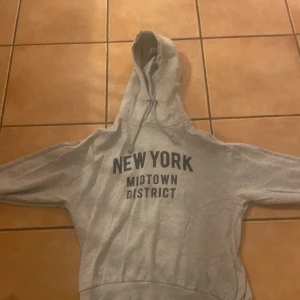 Grå hoodie - En fin grå hoodie, använd ett par gånger, den funkar utmärkt till höst/vinter, vill gärna få bort snabbt som möjligt pris kan diskuteras 